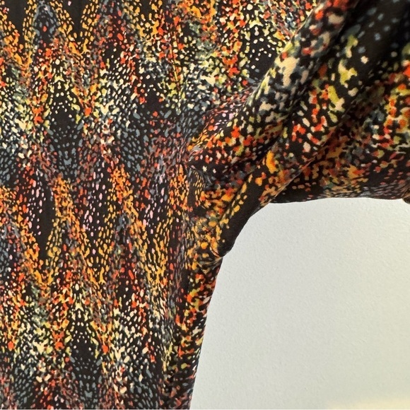 LuLaRoe Tall and Curvy Leggings  - multi color abstract chevron dot print - Picture 4 of 9